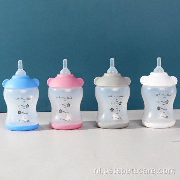 Kleine baby huisdier verpleegkundige fles voor melkwater